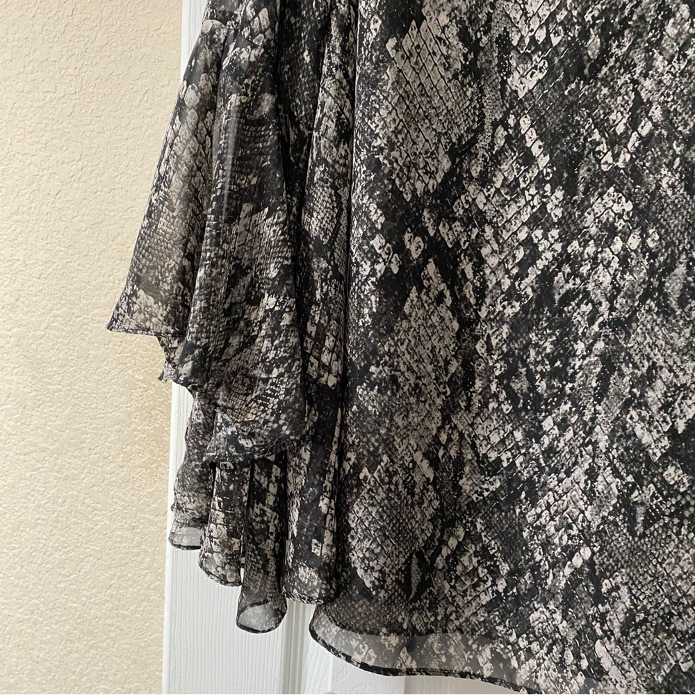 Jennifer Lopez for Kohl’s Size 1X Chic Snake Print Bell Sleeve Chiffon Blouse - Picture 5 of 11